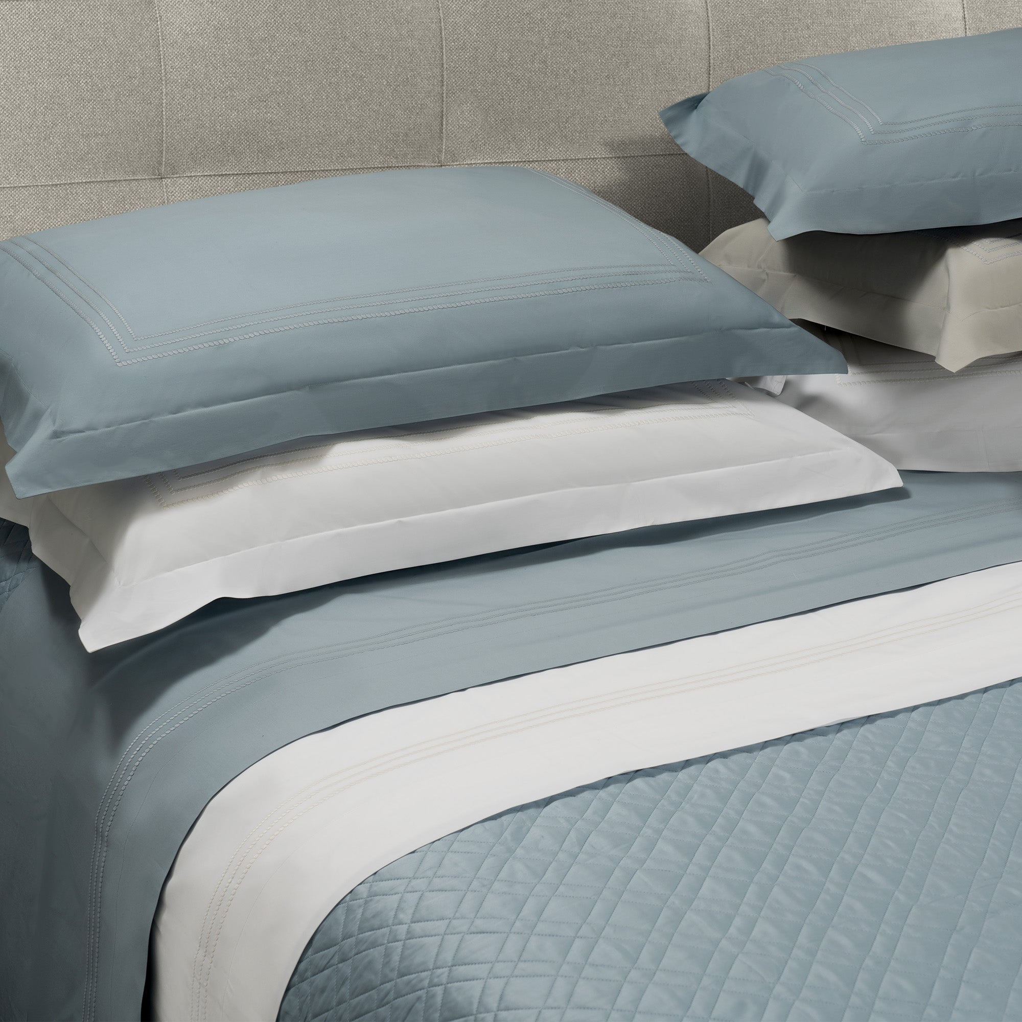 Completo Lenzuola in Percalle di Cotone con Cornici Ricamate - Eolie