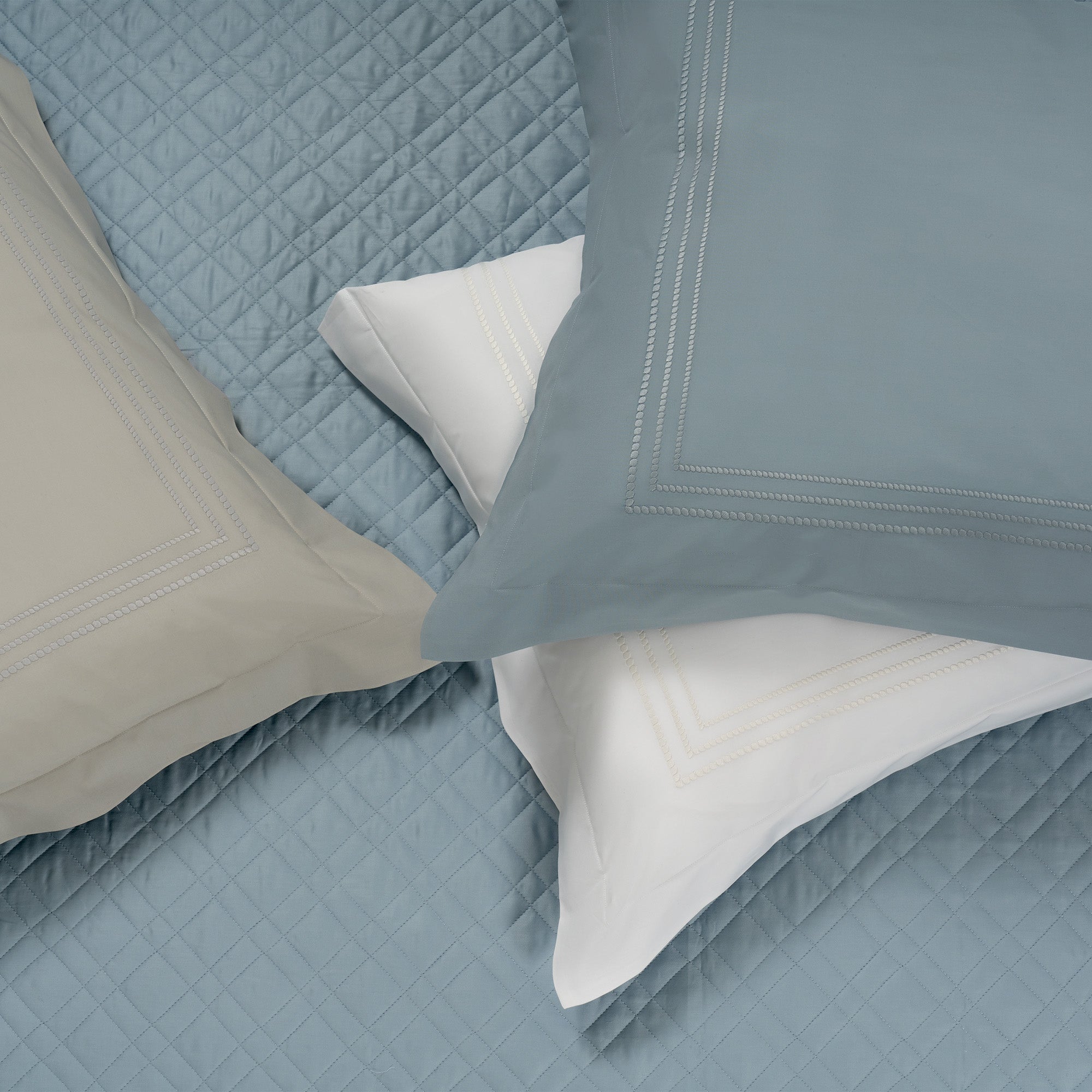 Completo Lenzuola in Percalle di Cotone con Cornici Ricamate - Eolie