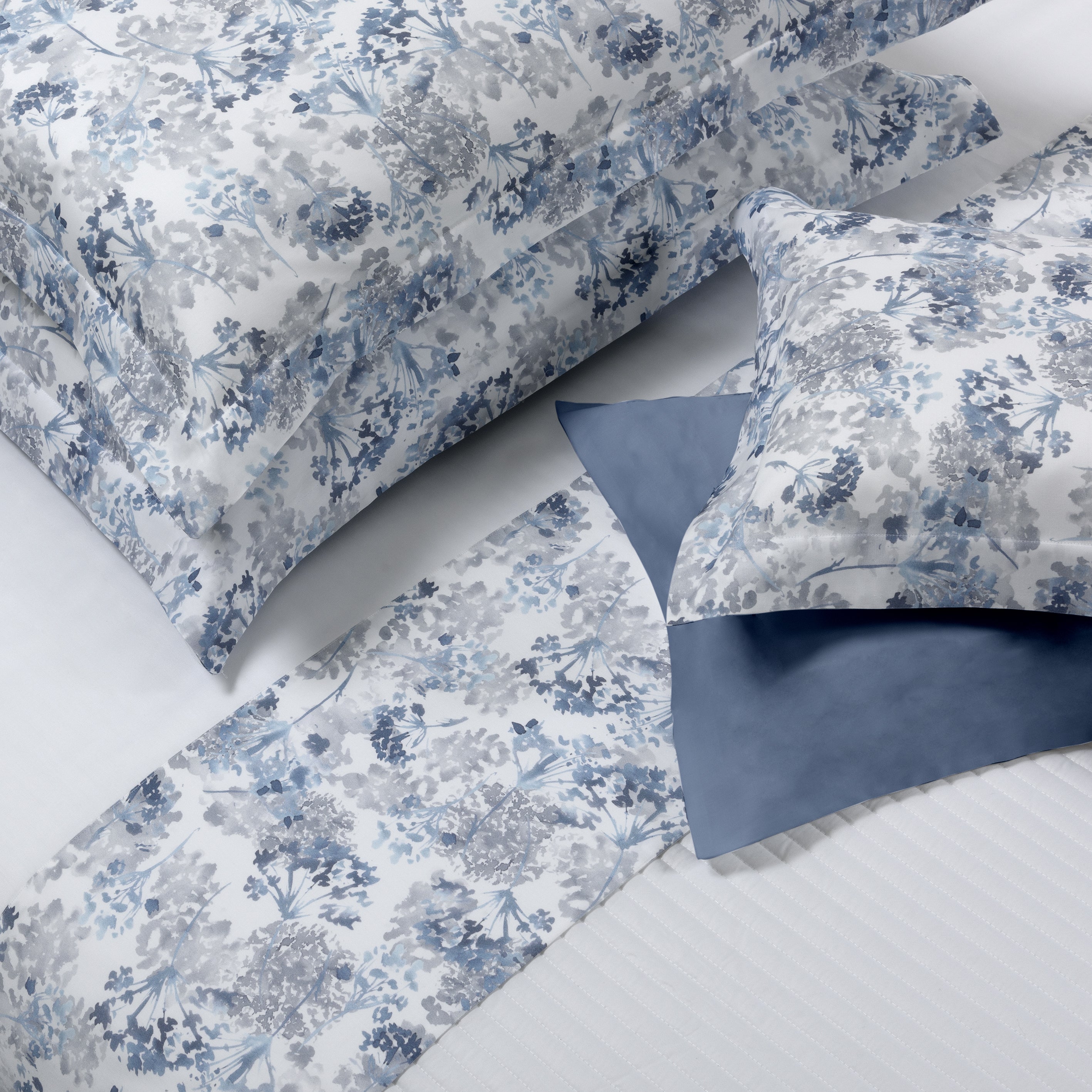 Completo Lenzuola in Cotone con Bordo in Raso Fantasia Floreale - Carezza