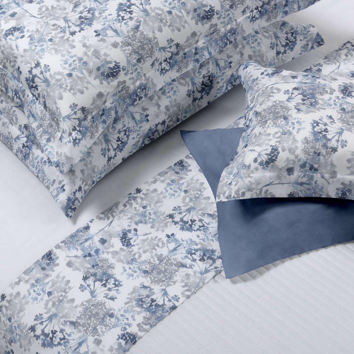 Completo Lenzuola in Cotone con Bordo in Raso Fantasia Floreale - Carezza