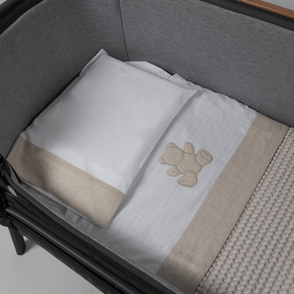 Completo Lenzuoline per Culla in Puro Cotone Ricamato bordo in lino - Teddy Completo Lenzuolino Lisola Baby