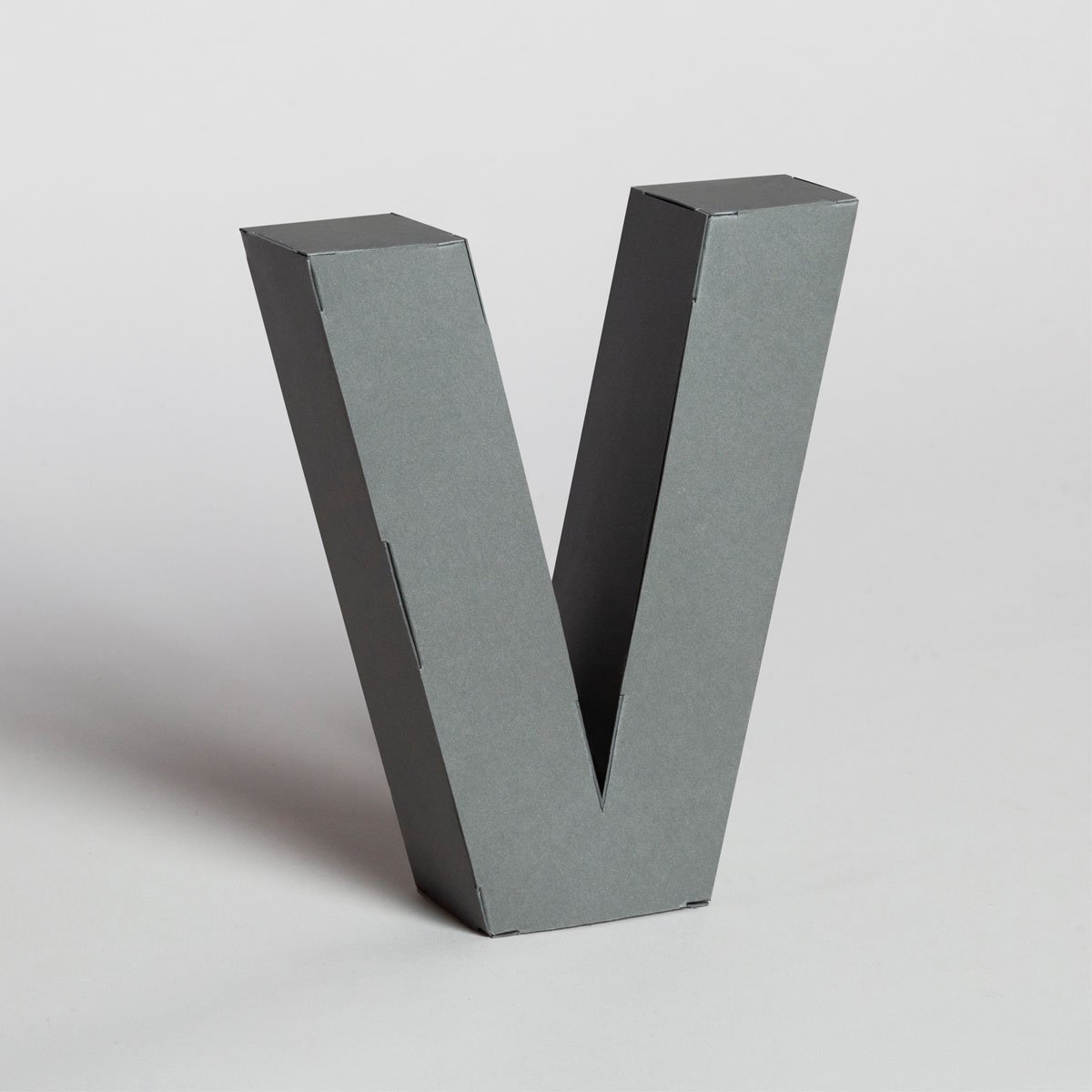 Lettera Decorativa Tridimensionale Carta da Montare - Papertype Lettera 3d Papertype V Grigio