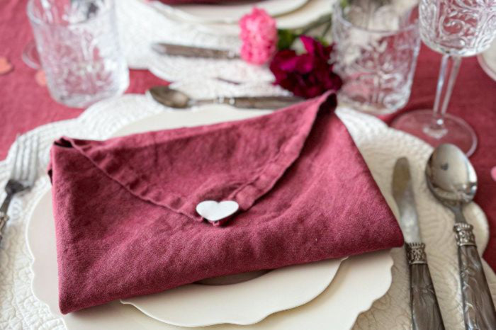 Come piegare i tovaglioli a San Valentino: 3 idee facili e originali Come piegare i tovaglioli a San Valentino: 3 idee facili e originali