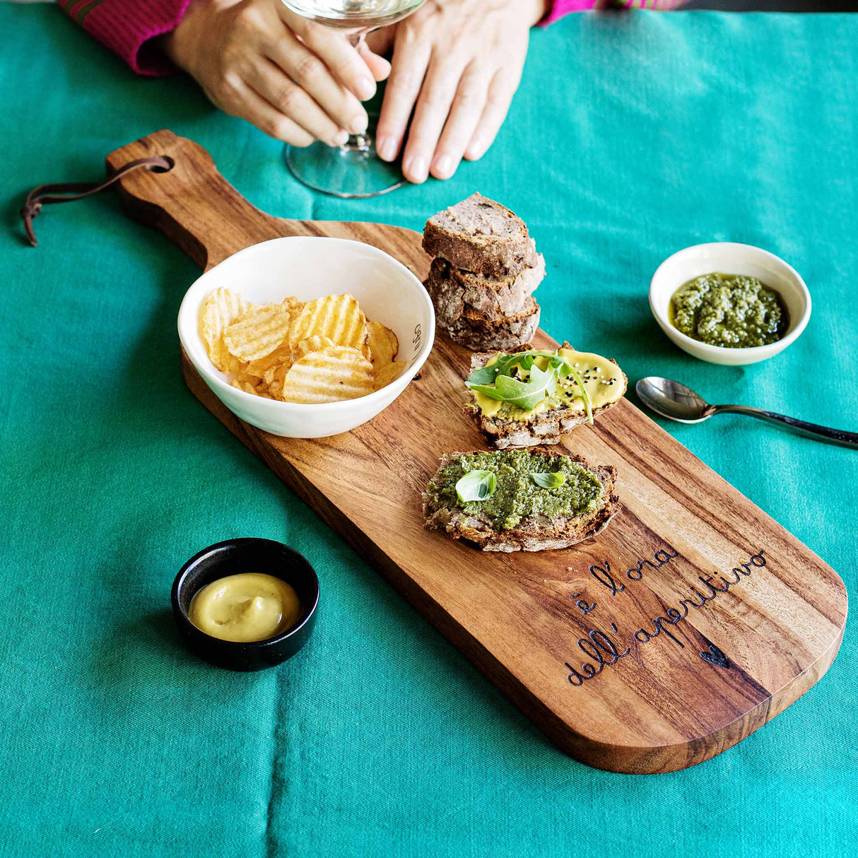 Tagliere a Forma di Bottiglia in Legno di Acacia - È l'Ora dell'Aperitivo