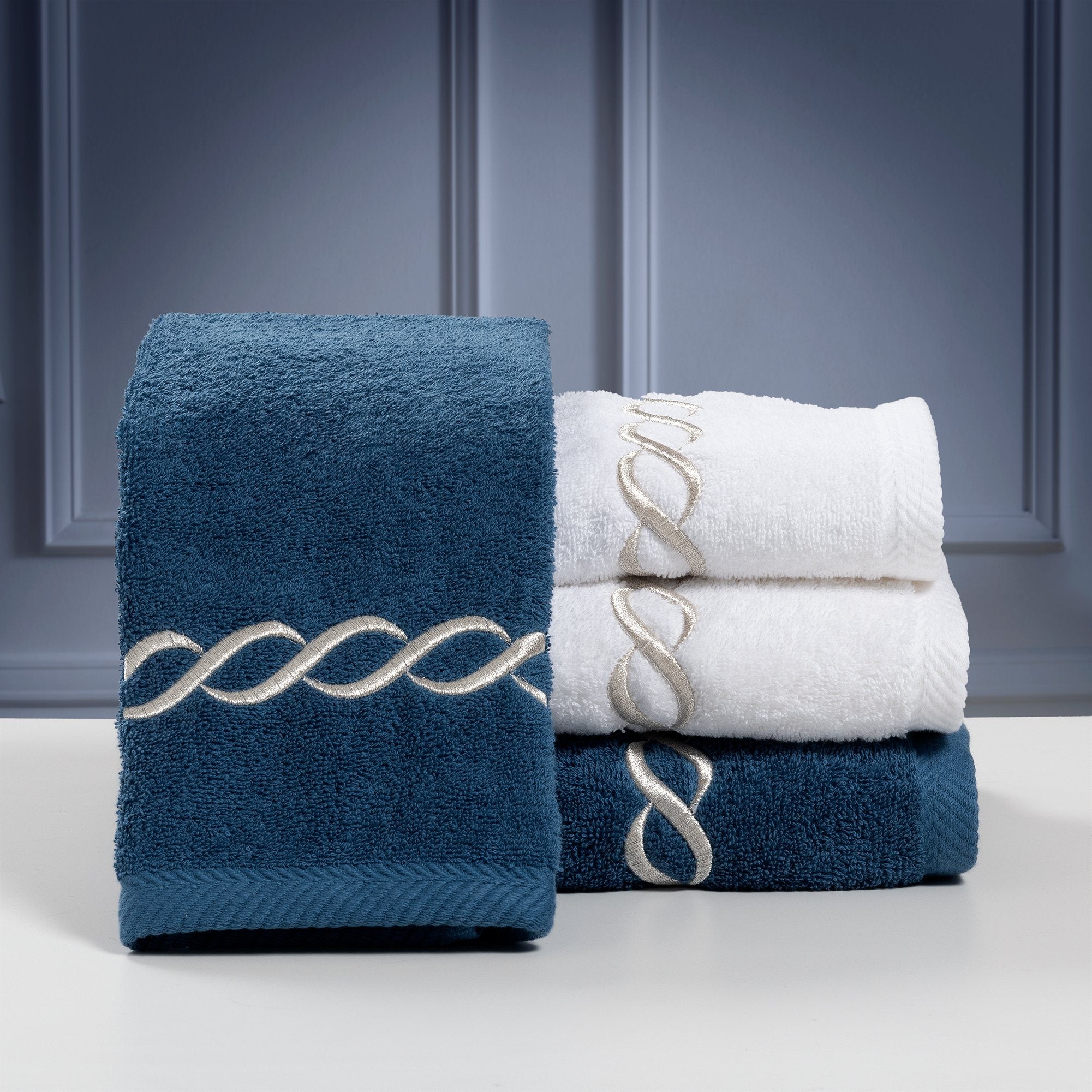 Coppia asciugamani bagno di colore blu con balza in raso