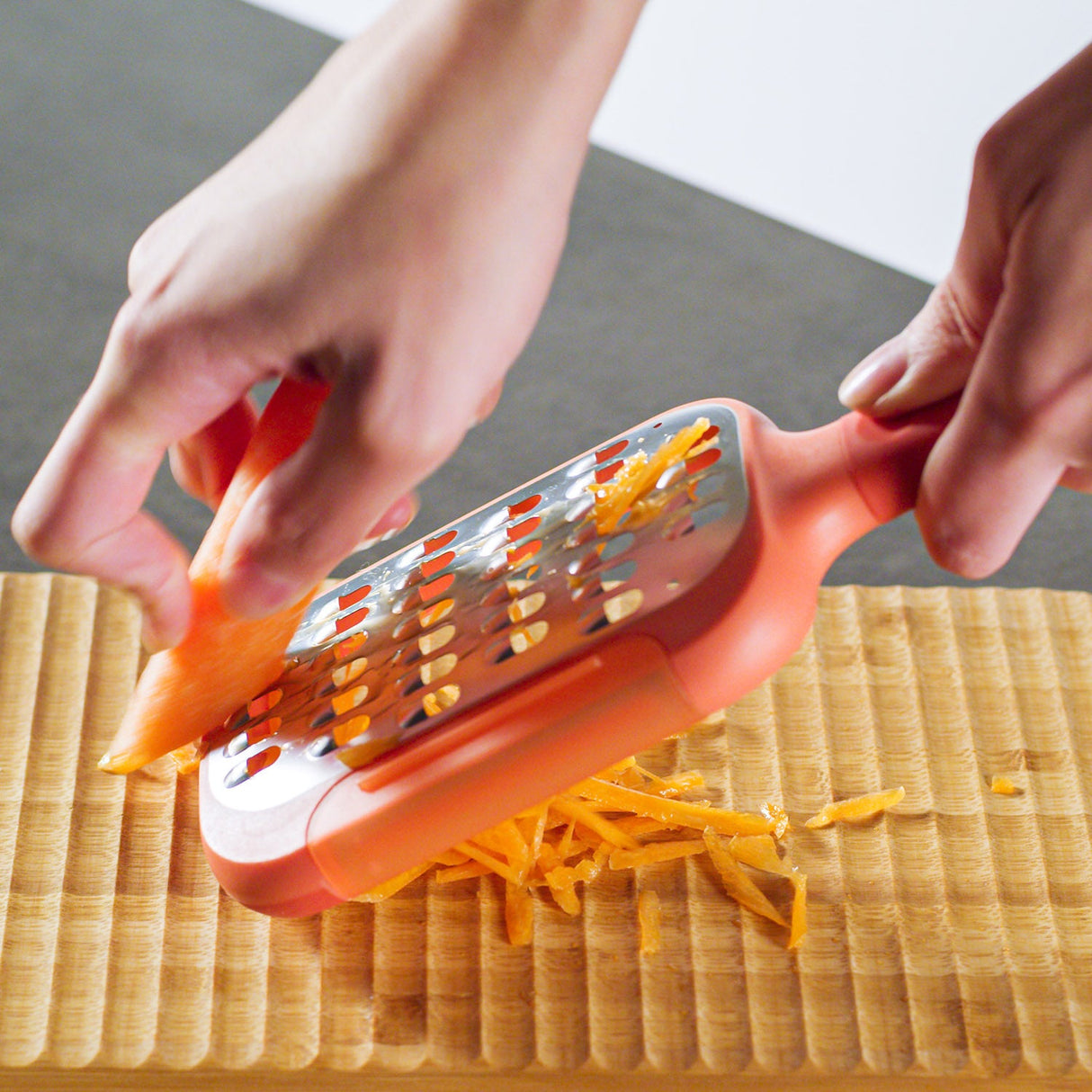 Grattugia Verdure con Peeler Integrato - Peel & Grate Grattugia Trebonn 